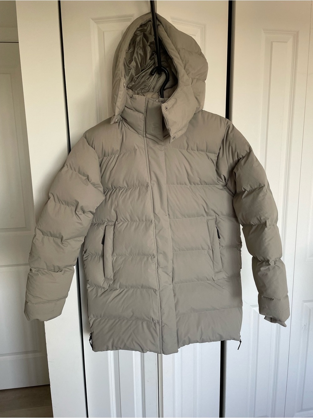 Helly Hansen Men's Hooded Puffer Jacket in Light Taupe Gray